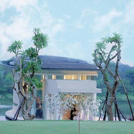 Ciputra Golf, Club & Hotel Surabaja Exteriér fotografie