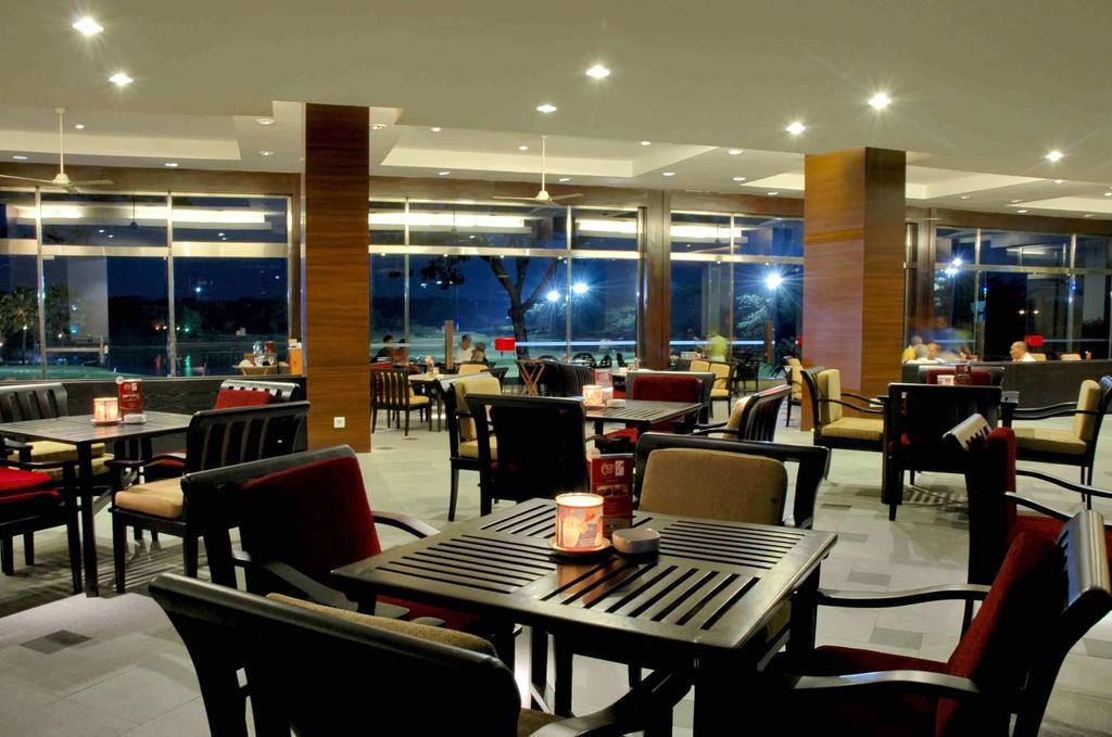 Ciputra Golf, Club & Hotel Surabaja Restaurace fotografie