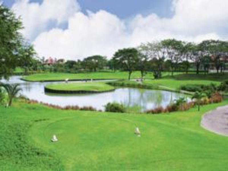 Ciputra Golf, Club & Hotel Surabaja Exteriér fotografie